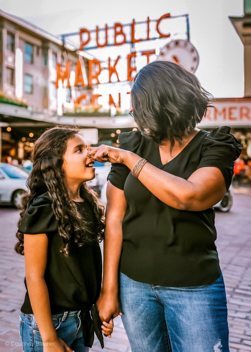 Seattle has so much to offer. From Gum Walls to Museums to epic shopping. But can you do it all in 2 days? You sure can, and our 2 Days In Seattle Itinerary shows you how. Follow along with text and video and we guide you through all the Seattle hotspots in just 48 Hours in Seattle.